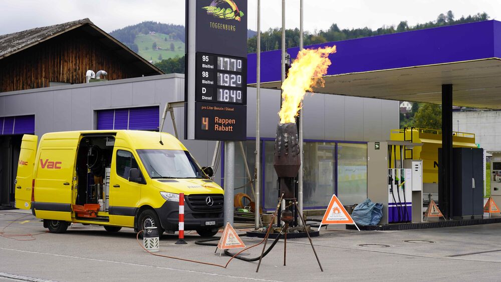 Unterhaltsarbeiten für erdverlegte Tankanlage bei einer Tankstelle. Aus Sicherheitsgründen werden die Lagerbehälter entleert und die explosiven Gase via Gasfackel kontrolliert verbrannt. 